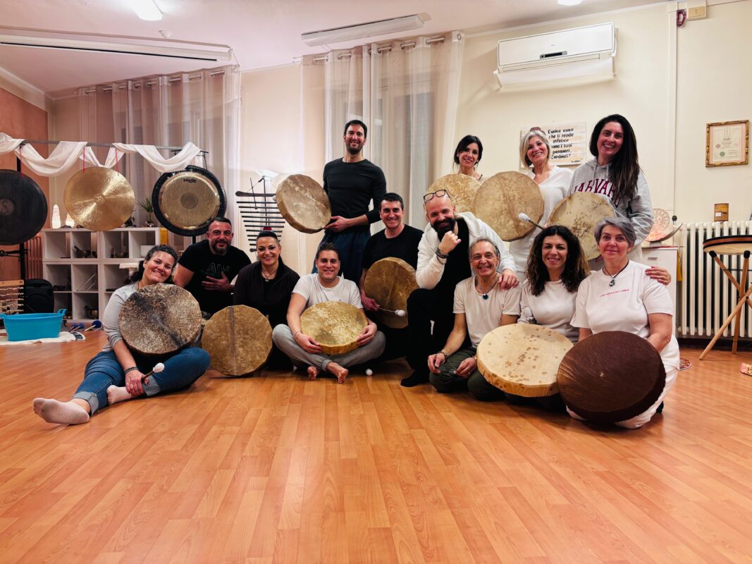 costruzione del tamburo sciamanico durante workshop di gruppo con partecipanti e strumenti realizzati