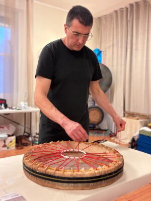 come costruire un tamburo sciamanico durante workshop con montaggio della pelle sul telaio