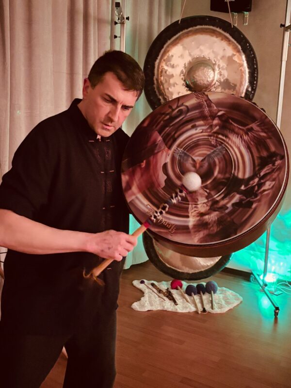 suono e canto del tamburo sciamanico durante esperienza meditativa e vibrazionale