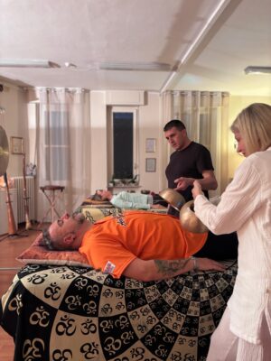 Scopri la pulizia energetica di coppia: libera blocchi emotivi e riequilibra i chakra con gong, campane tibetane e tamburo sciamanico. Ritrova armonia e connessione.