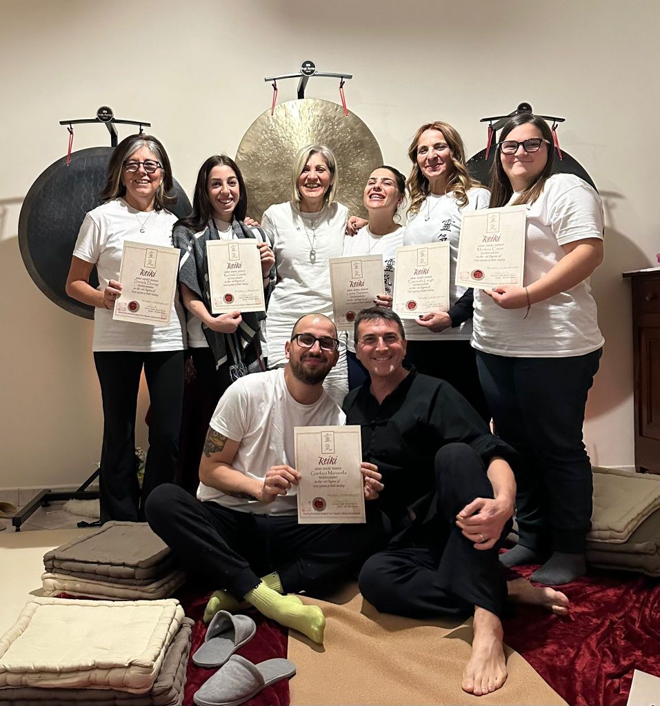 Partecipanti con attestati finali durante un Reiki livello 1 corso