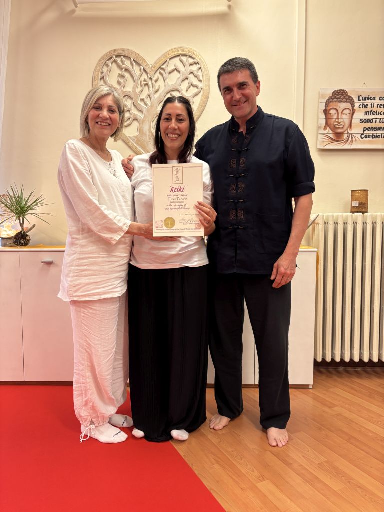 Consegna attestato finale durante un corso Reiki in presenza a Torino