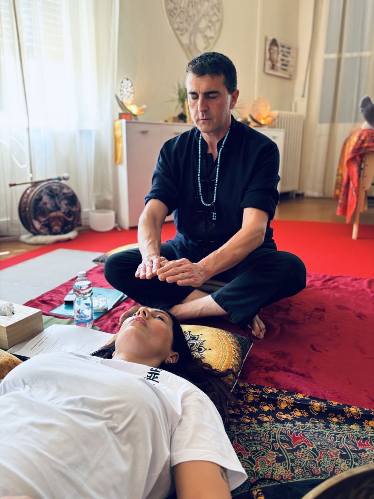 Trattamento Reiki durante un percorso di rilassamento e armonizzazione energetica