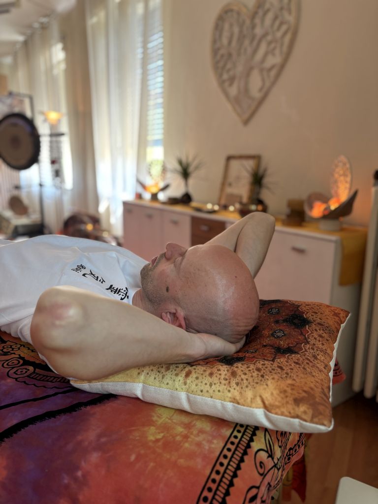 Momento di rilassamento durante un trattamento Reiki in presenza