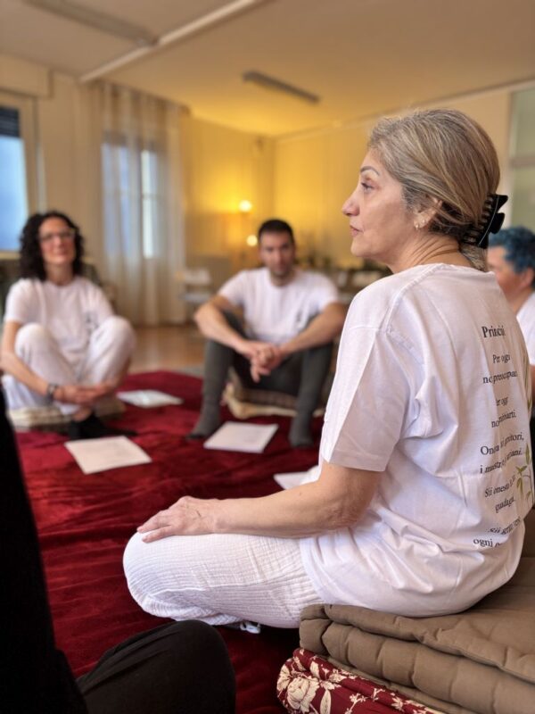 Partecipanti durante un momento di ascolto e condivisione in un corso Reiki in presenza