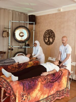 Lavoro a coppie durante un corso Reiki in presenza presso Giardino dell’Essere