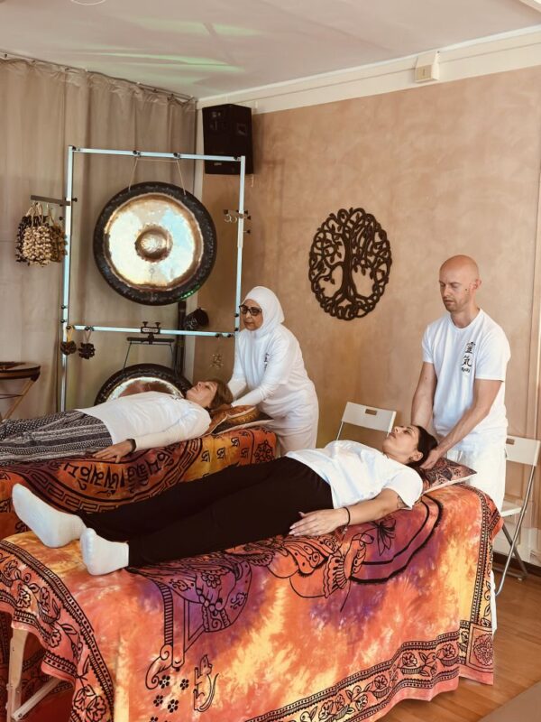 Lavoro a coppie durante un corso Reiki in presenza presso Giardino dell’Essere