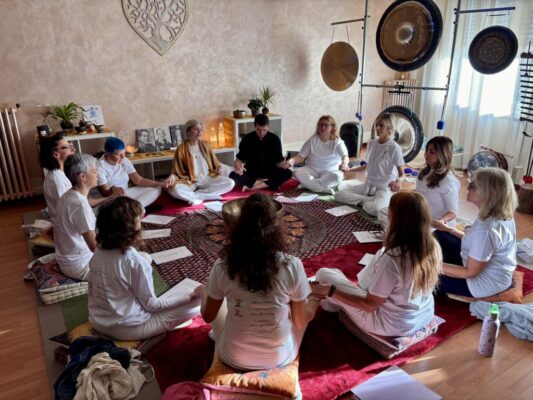Partecipanti durante un corso Reiki in presenza a Torino presso Giardino dell’Essere