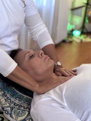 Corso Reiki in presenza Torino con trattamento energetico Reiki durante il seminario pratico