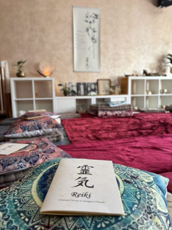 Sala preparata per un corso Reiki weekend con spazio meditazione e pratica energetica