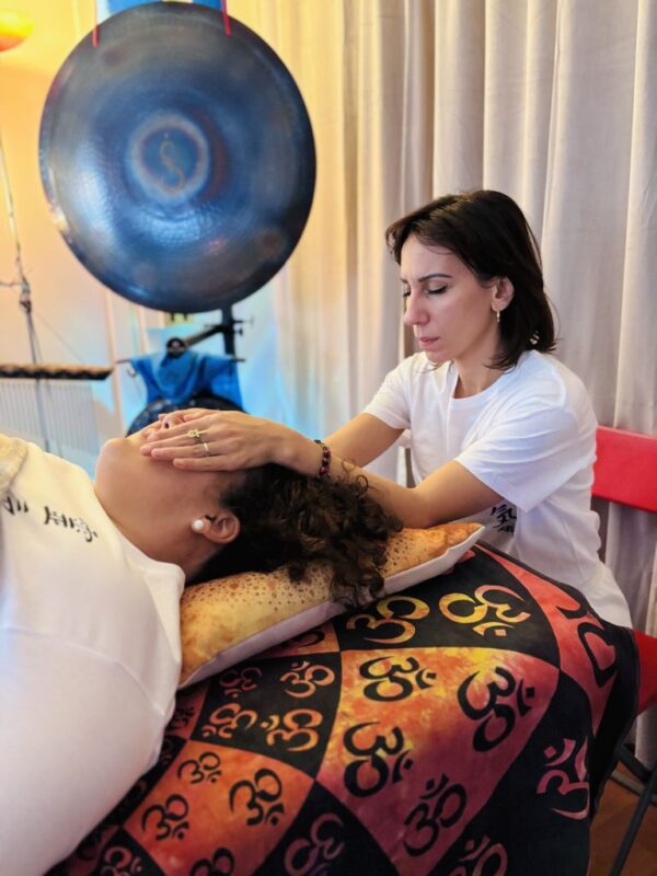 Trattamento Reiki durante un’esperienza Reiki dal vivo in presenza