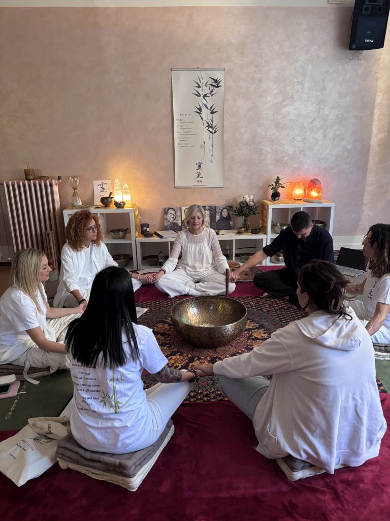 Gruppo in meditazione durante un corso Reiki primo livello in presenza