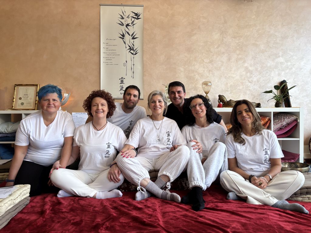 Gruppo reale durante un corso Reiki per principianti in presenza