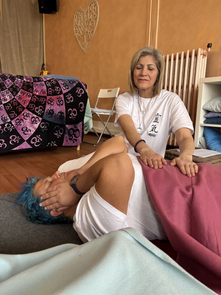 Insegnante Reiki durante una pratica guidata del corso Reiki primo livello