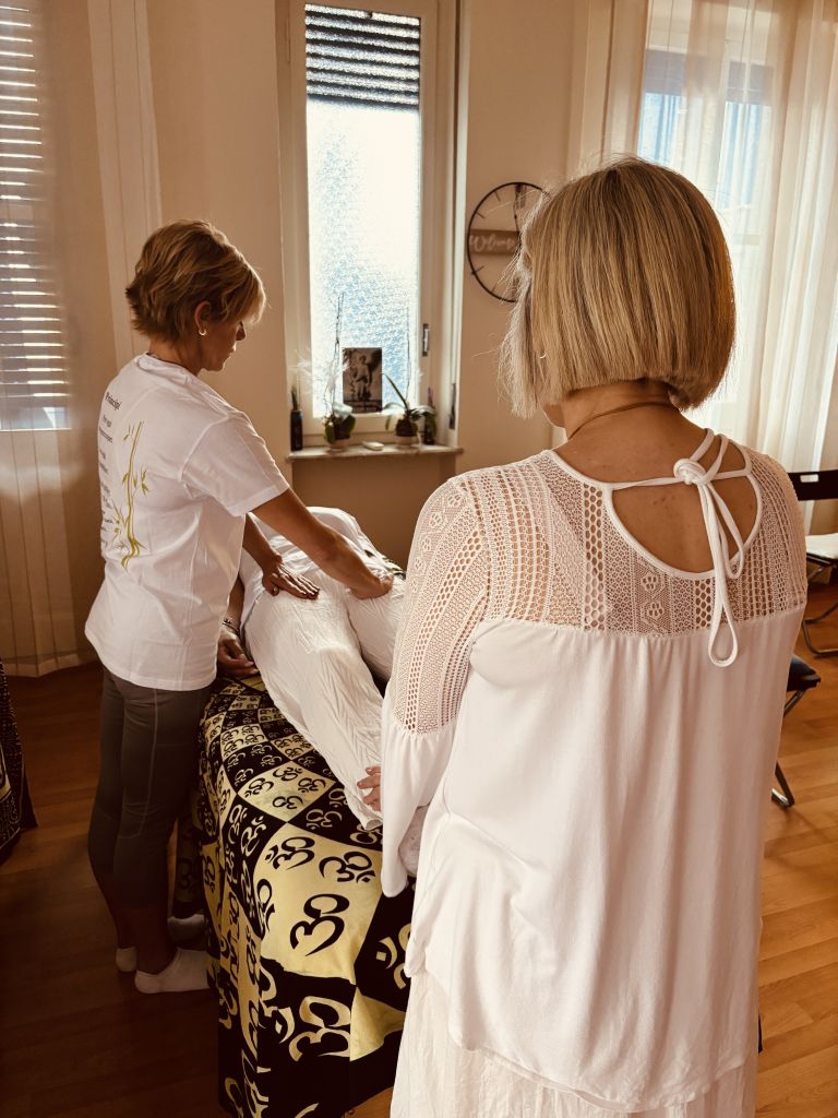 Insegnante Reiki durante una pratica guidata in presenza