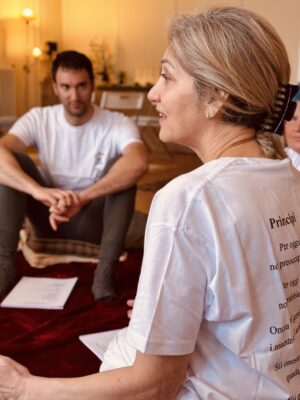 Insegnante Reiki durante una spiegazione nel corso Reiki primo livello