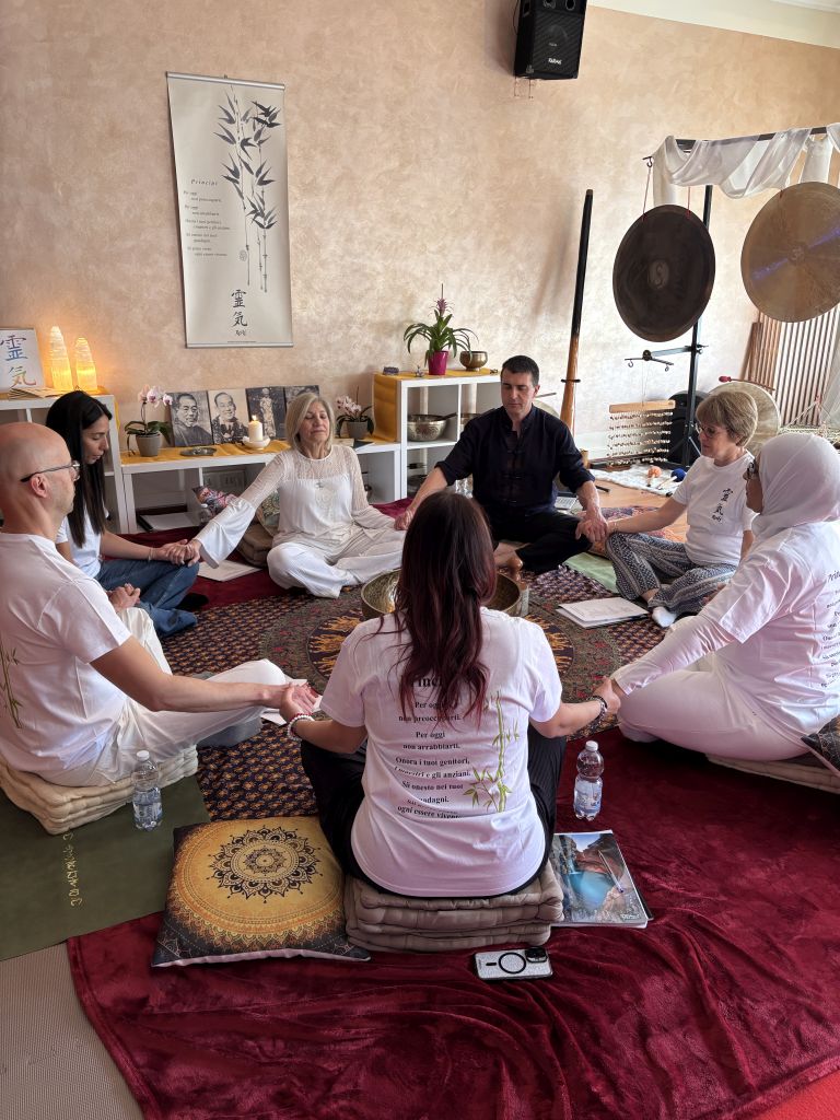 Meditazione di gruppo durante un seminario Reiki dal vivo