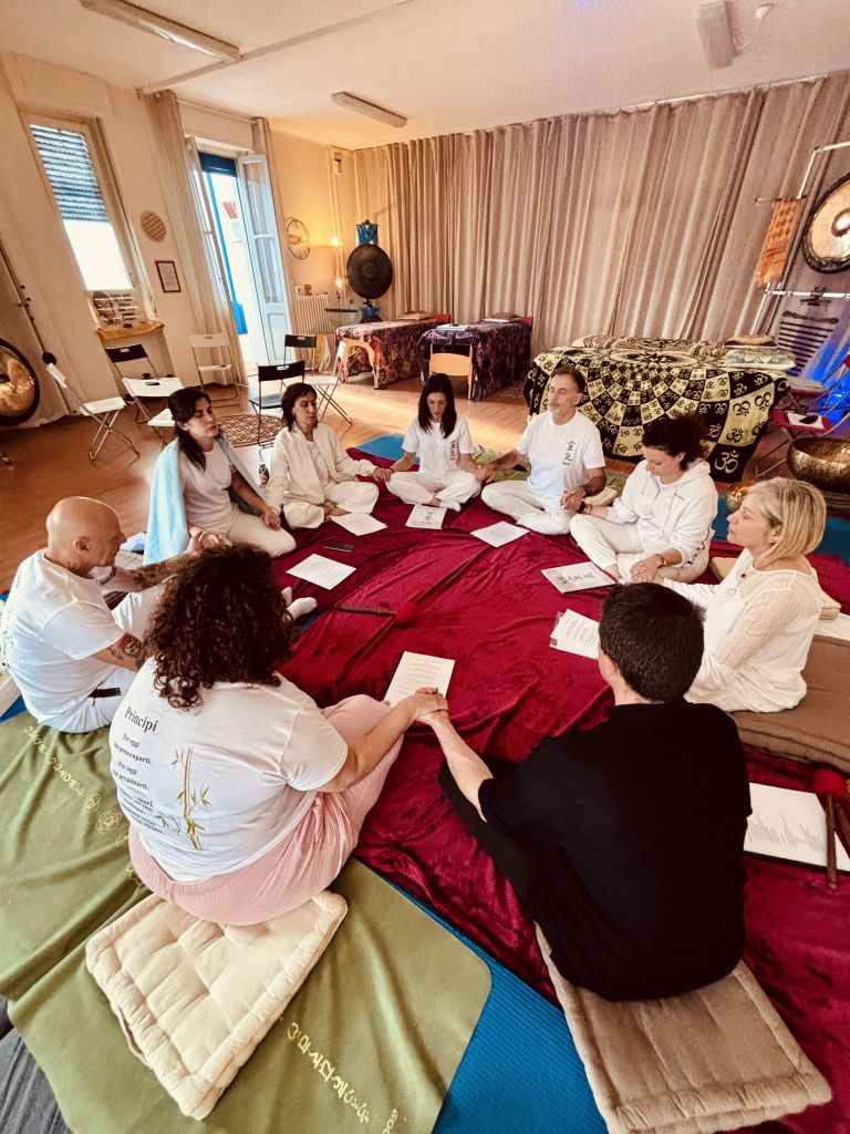 Meditazione di gruppo durante un seminario Reiki a Torino