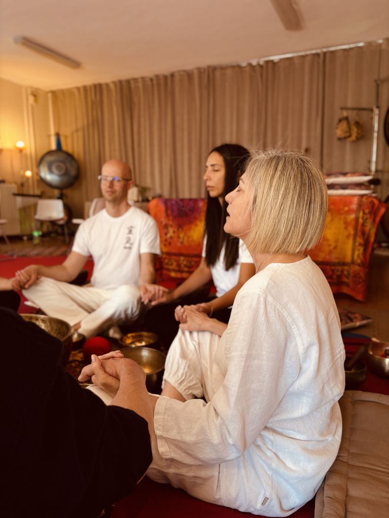 Meditazione durante un corso Reiki esperienziale in presenza