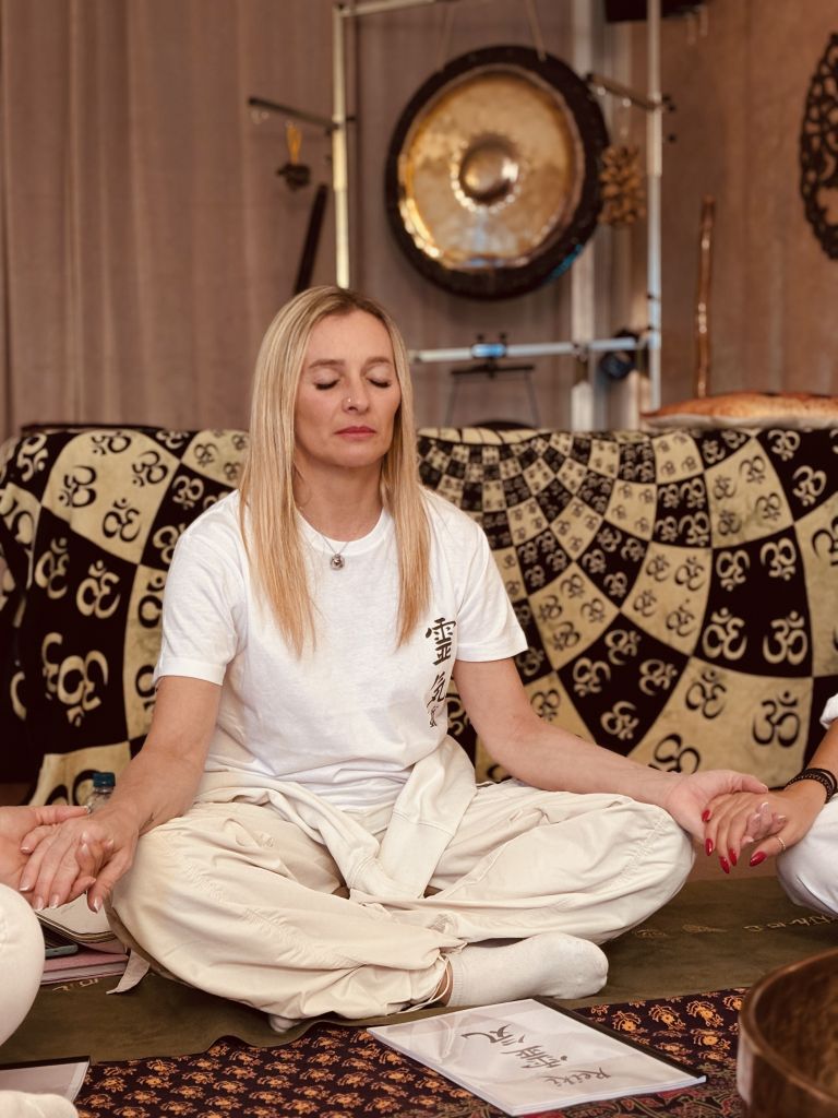 Meditazione Reiki con occhi chiusi durante un corso Reiki in presenza