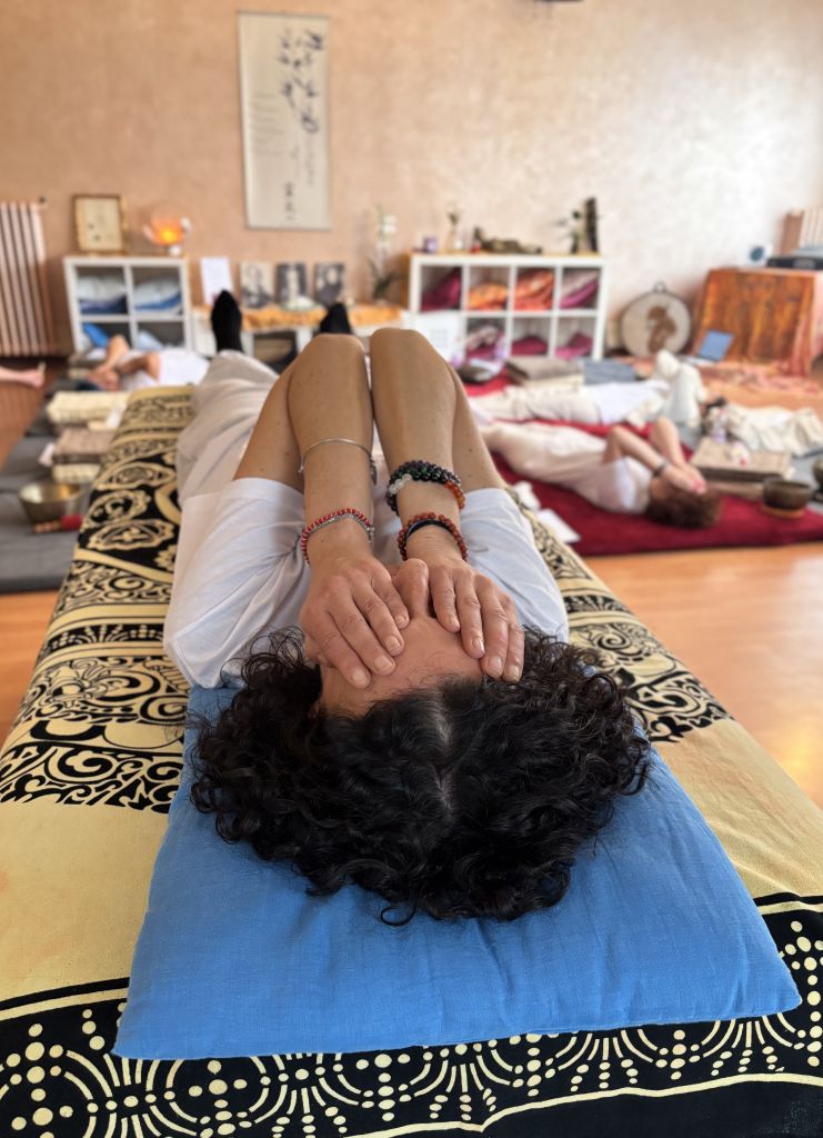 Pratica di autotrattamento Reiki durante un seminario esperienziale in presenza