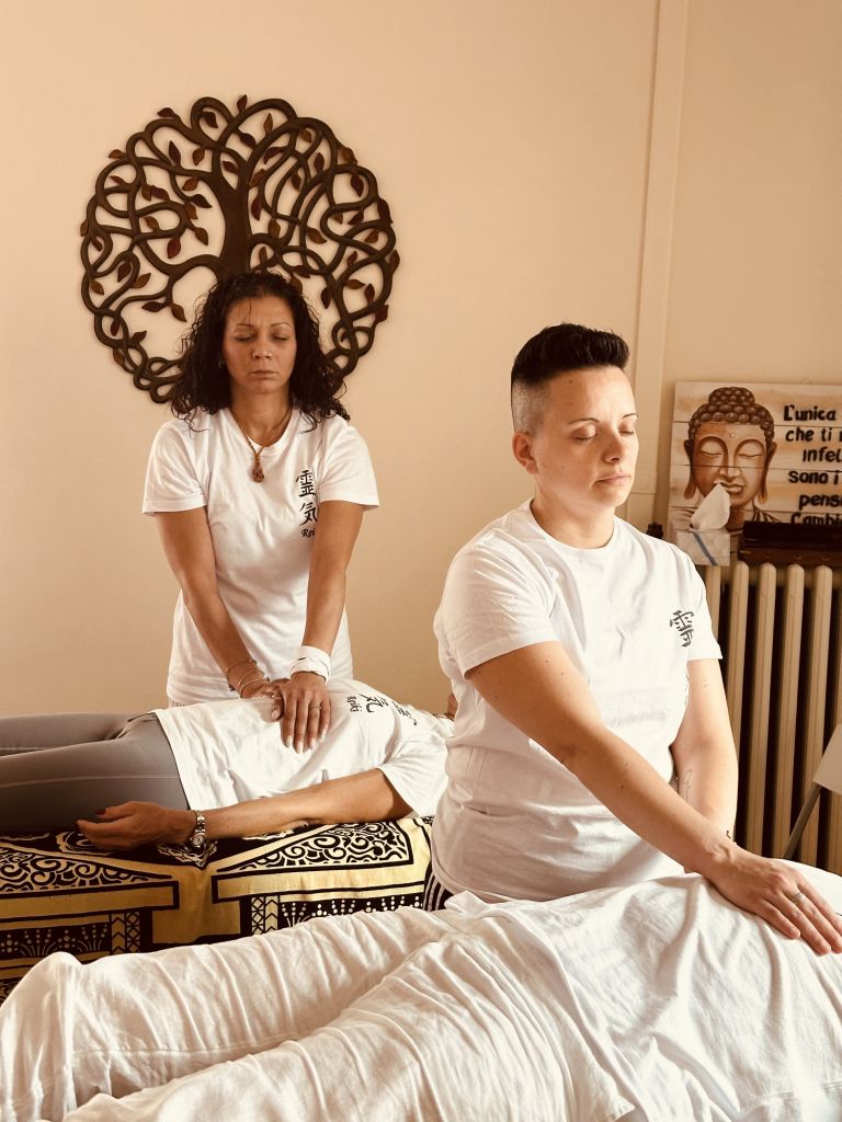 Pratica Reiki a coppie durante un corso Reiki weekend in presenza