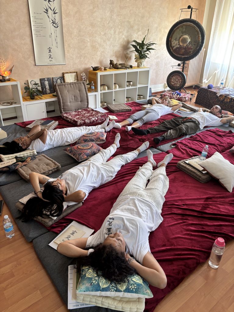 Partecipanti durante una pratica Reiki in presenza a Torino