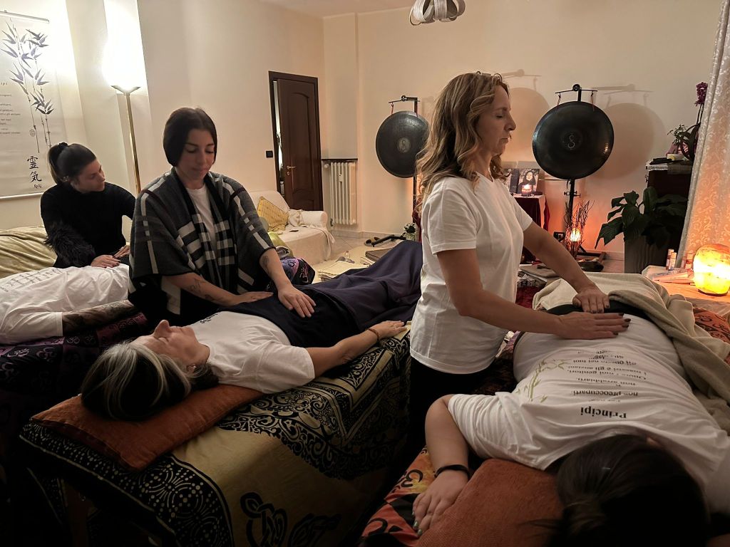 Lavoro a coppie durante un Reiki livello 1 corso in presenza