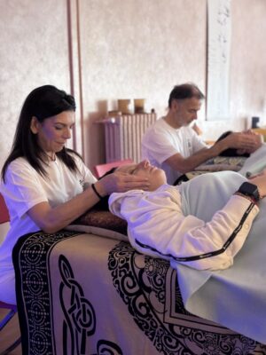 Pratica Reiki esperienziale durante un trattamento in presenza a coppie