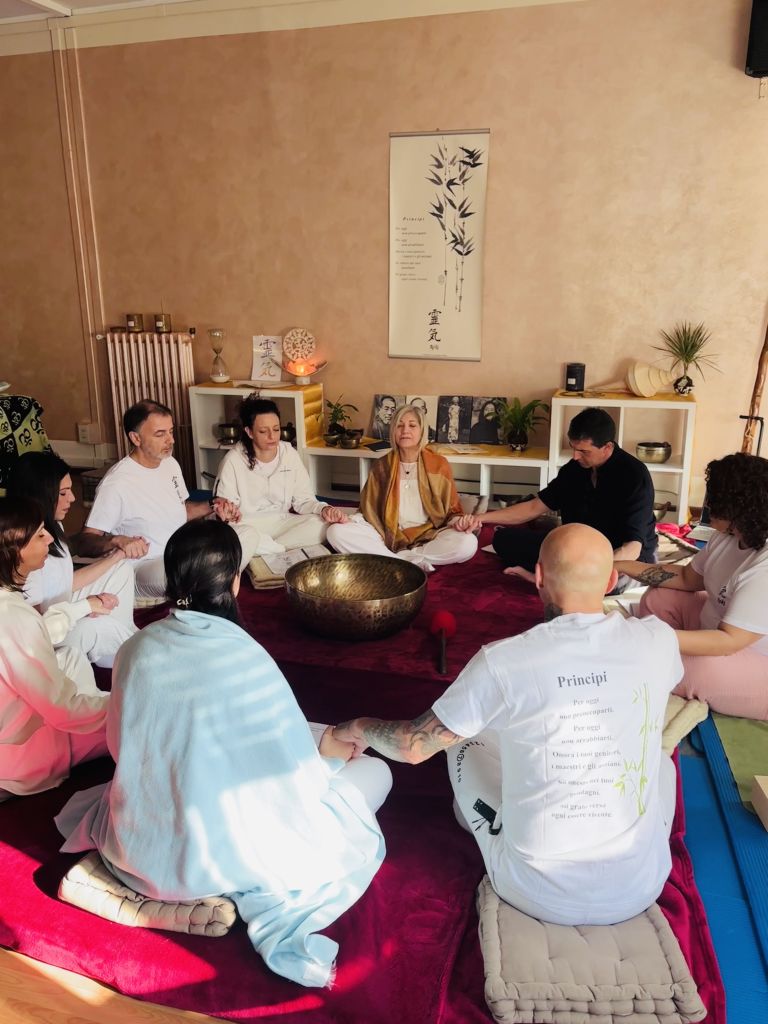 Cerchio meditativo durante un seminario Reiki weekend a Torino