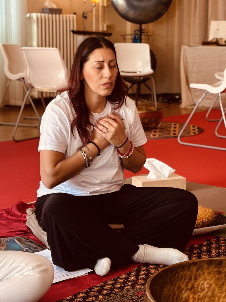 Partecipante rilassata durante un’esperienza Reiki in presenza