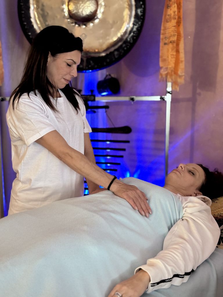  Scambio di trattamento Reiki durante un seminario pratico esperienziale