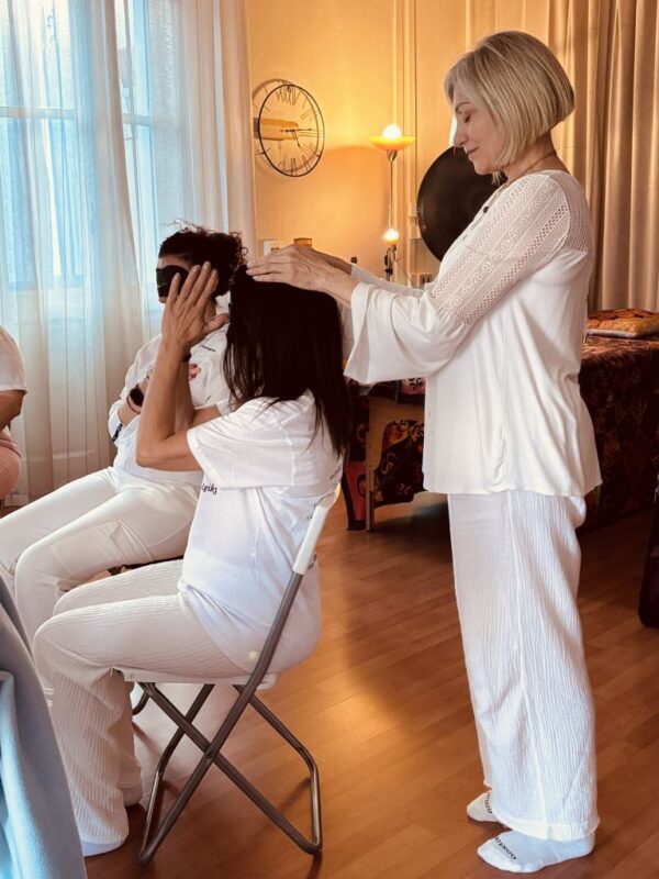 Seminario Reiki Torino con insegnante che guida un esercizio energetico esperienziale