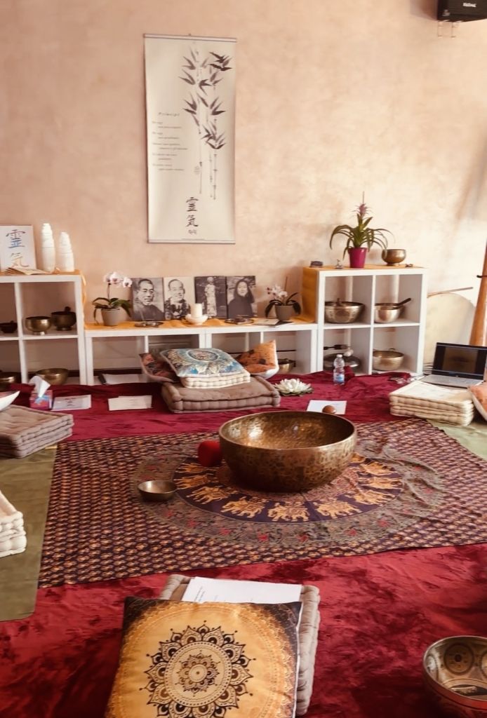 Ambiente preparato per un seminario Reiki in presenza a Torino