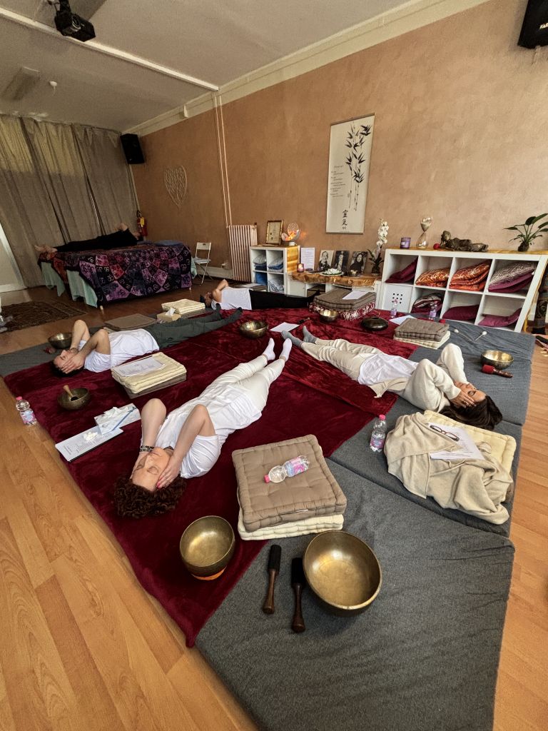Partecipanti durante una pratica Reiki condivisa in un corso Reiki di gruppo