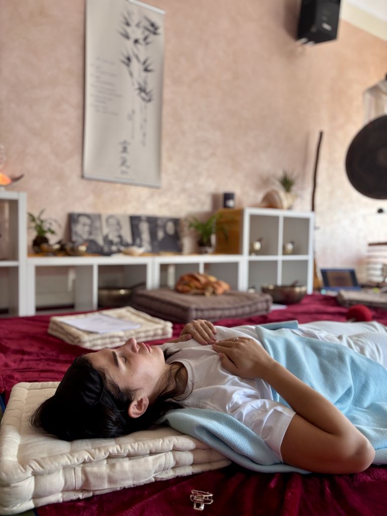 Trattamento energetico Reiki durante un seminario Reiki in presenza a Torino
