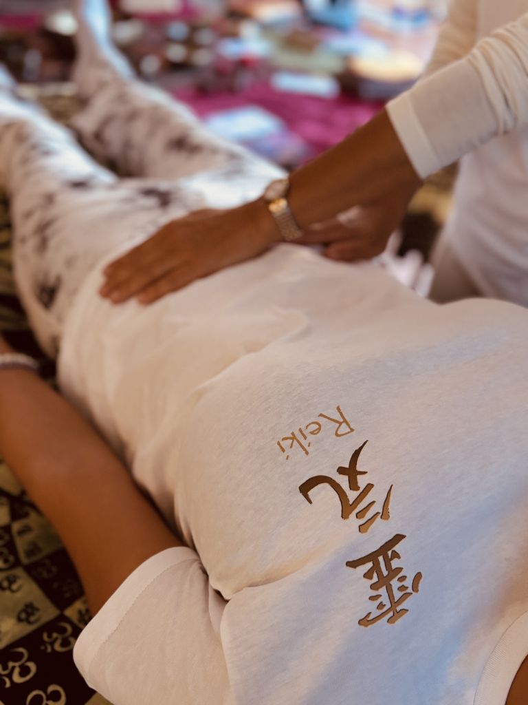 Pratica Reiki durante il corso Reiki primo livello in presenza