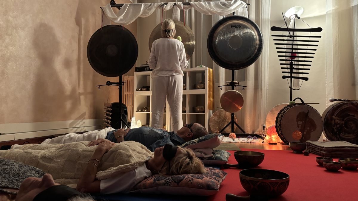Partecipanti durante un'esperienza di ascolto meditativo