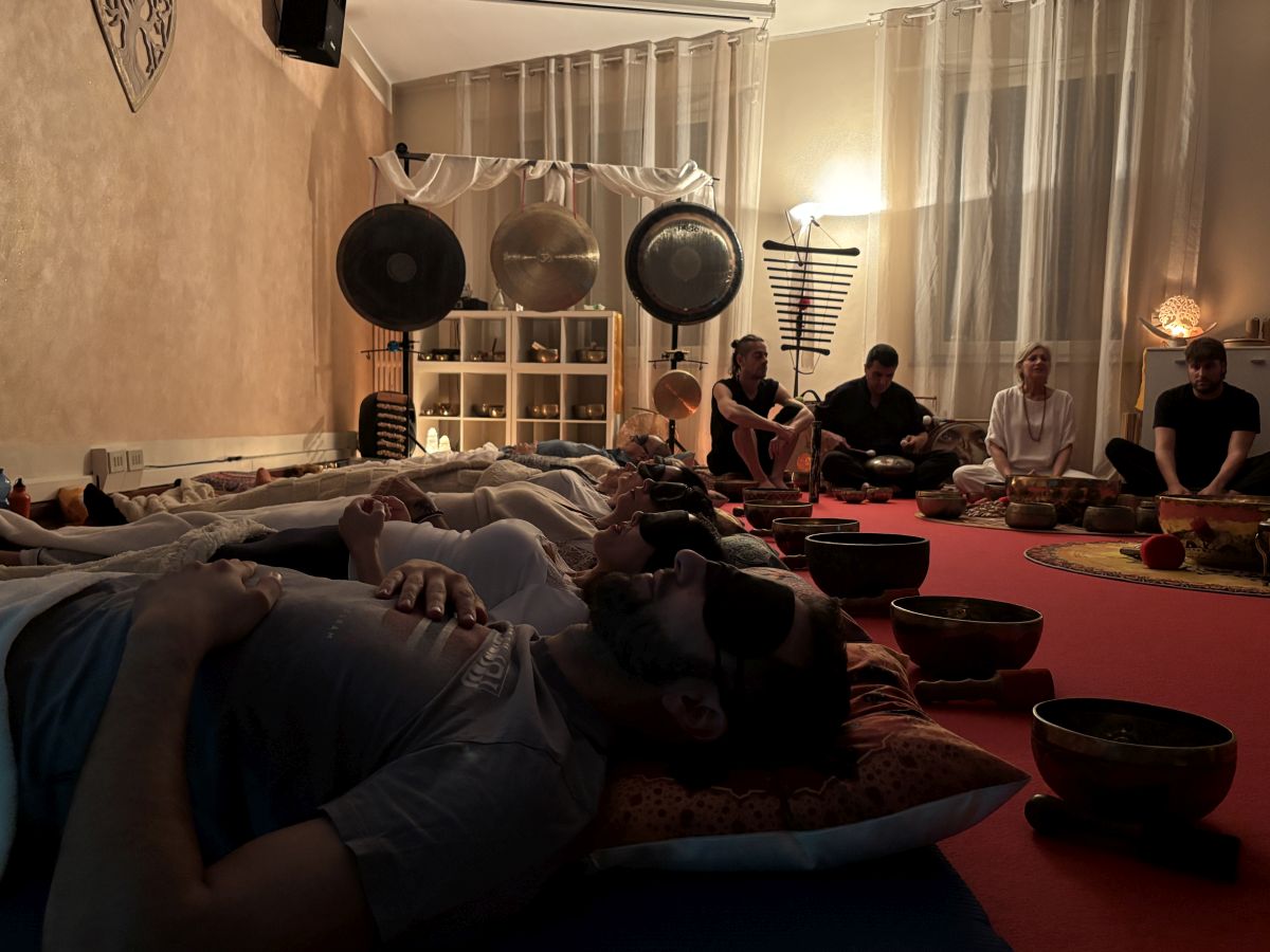 Partecipanti durante un bagno sonoro con campane tibetane