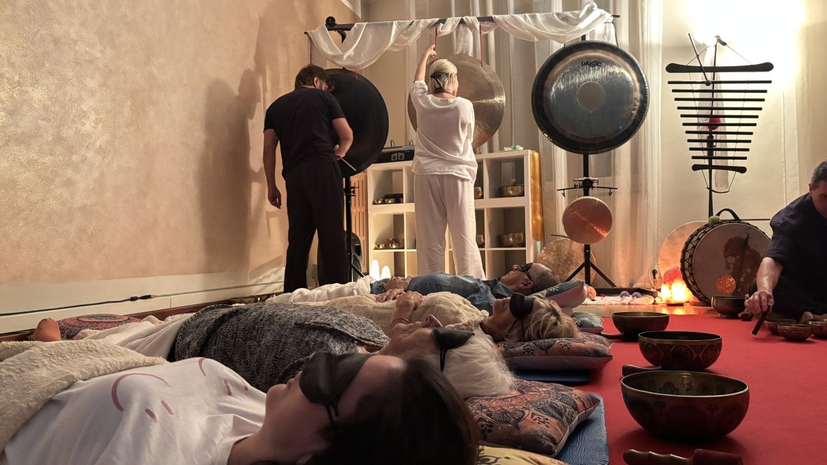 Partecipanti distesi durante un bagno sonoro di gruppo