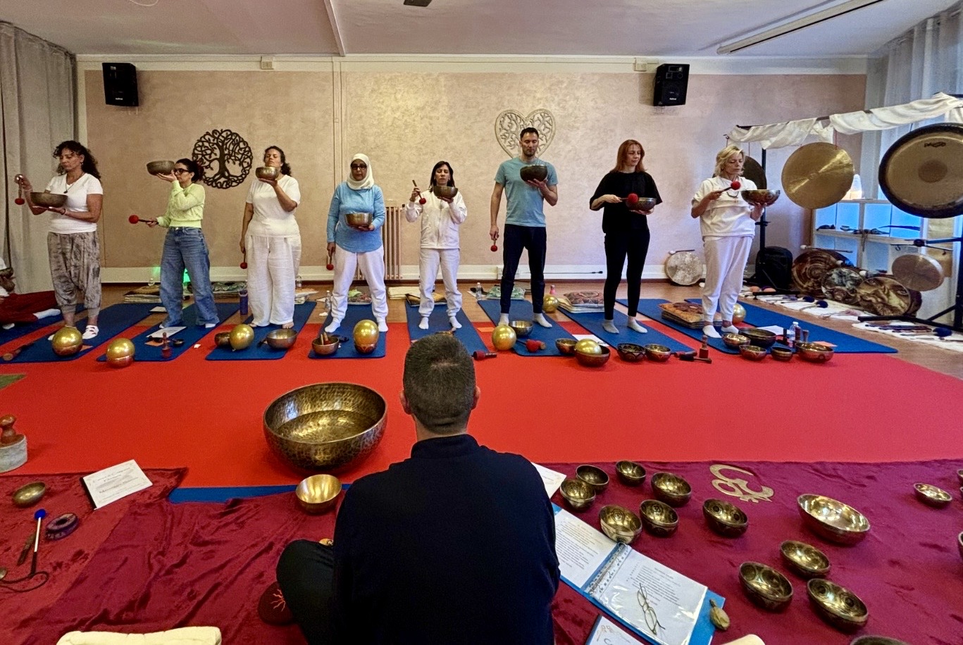 Sala reale del Giardino dell’Essere durante un corso di campane tibetane a Torino