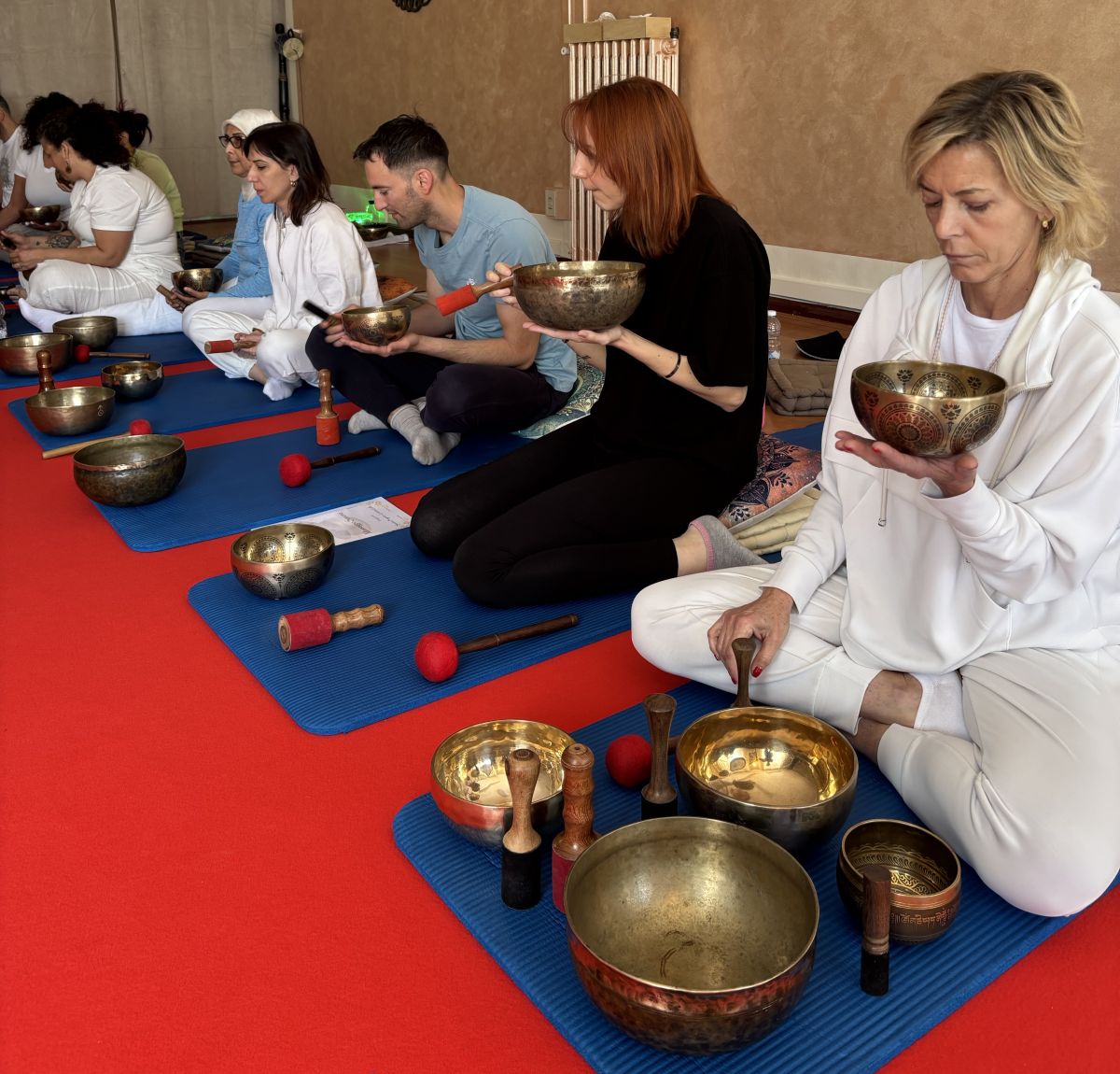 Partecipanti durante la pratica di un corso di campane tibetane a Torino