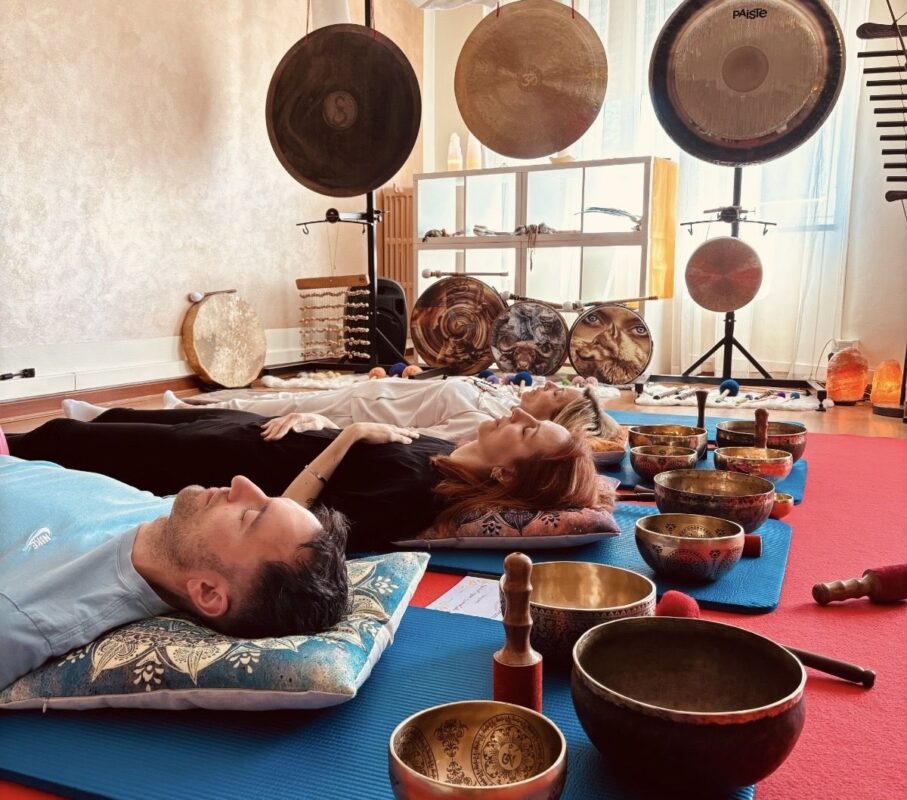 Rilassamento durante il massaggio sonoro con campane tibetane
