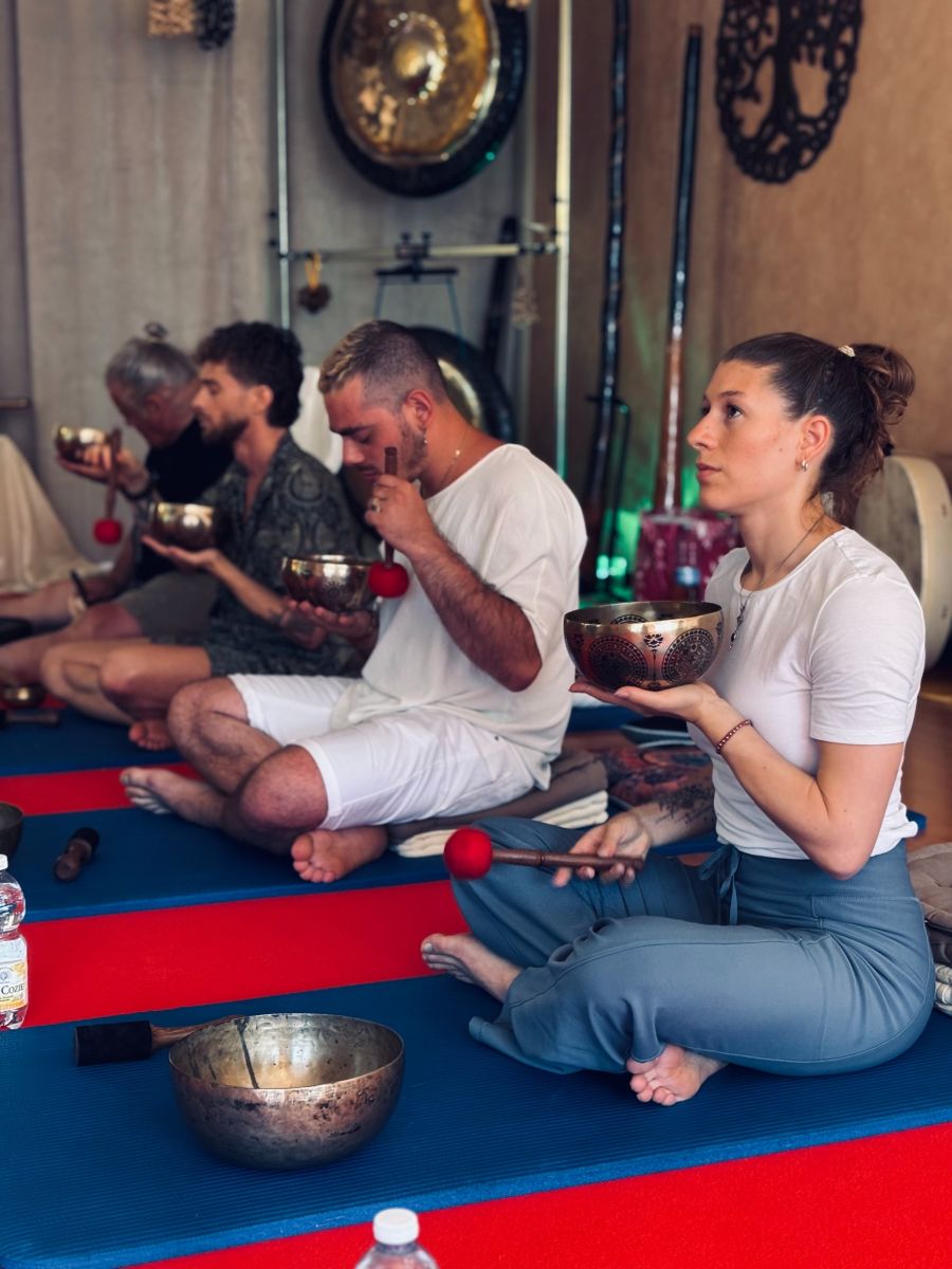 Partecipanti principianti durante un corso di campane tibetane a Torino