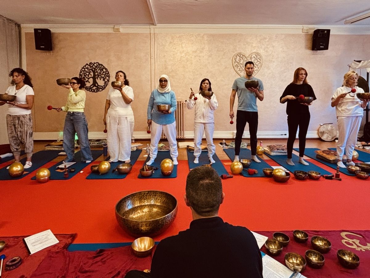 Esercitazione guidata durante un workshop di campane tibetane a Torino