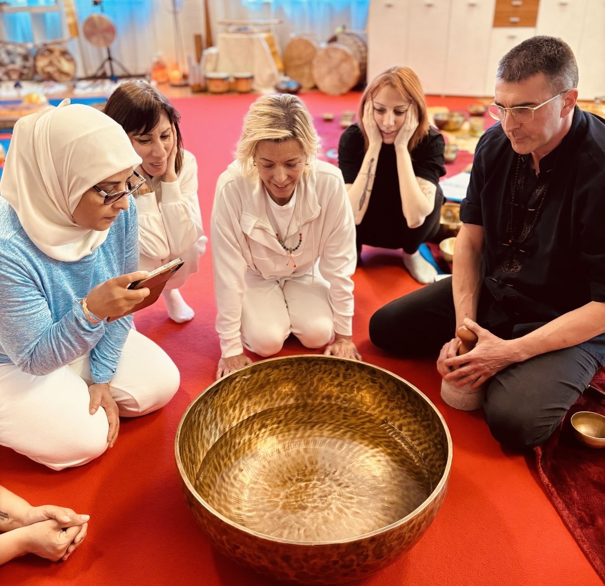 Pratica condivisa tra partecipanti durante un workshop di campane tibetane