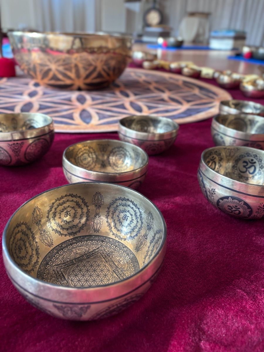 Sala allestita per un corso di campane tibetane in presenza a Torino